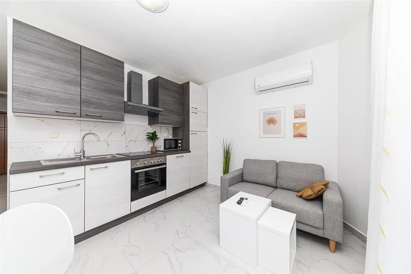 Apartments Bozo - 100M To The Sea Donji Okrug