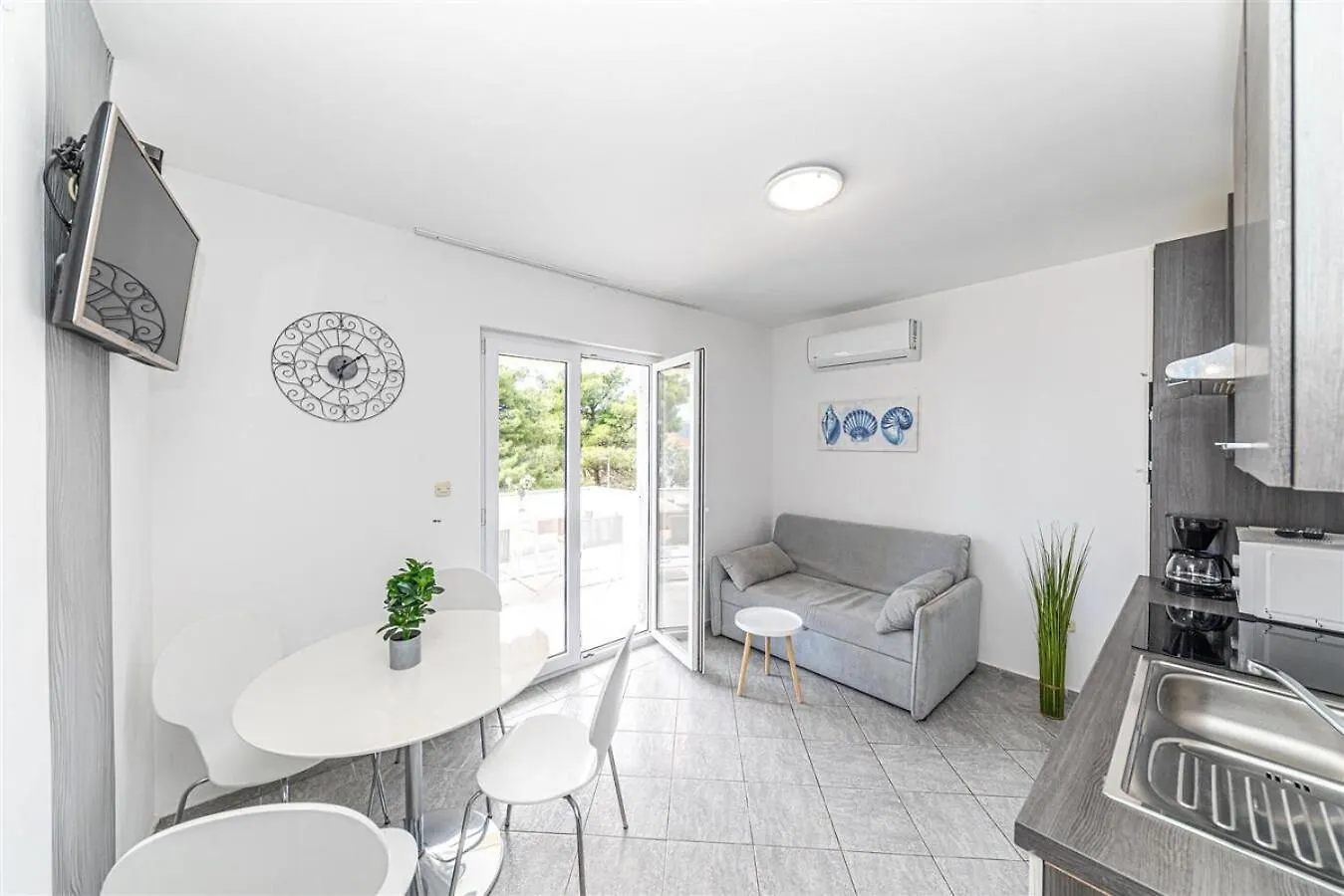 Apartments Bozo - 100M To The Sea Donji Okrug