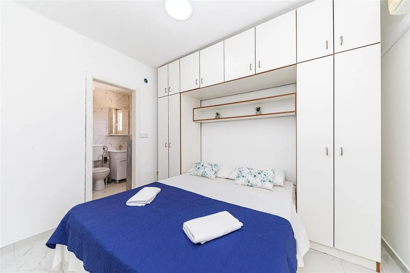 Apartments Bozo - 100M To The Sea Donji Okrug