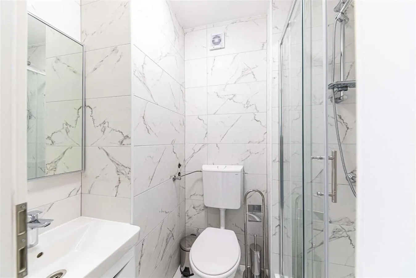 Apartments Bozo - 100M To The Sea Donji Okrug