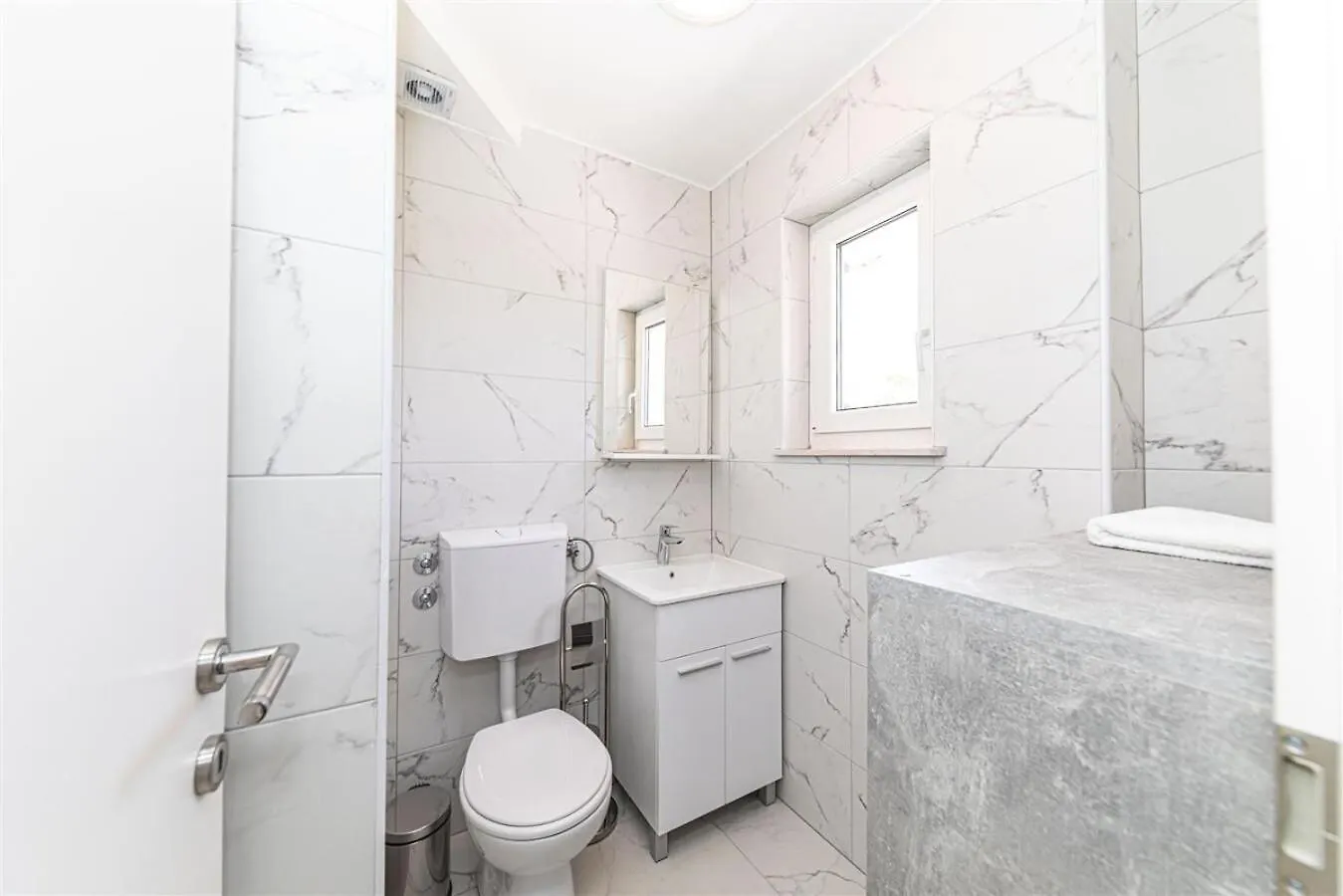 Apartments Bozo - 100M To The Sea Donji Okrug