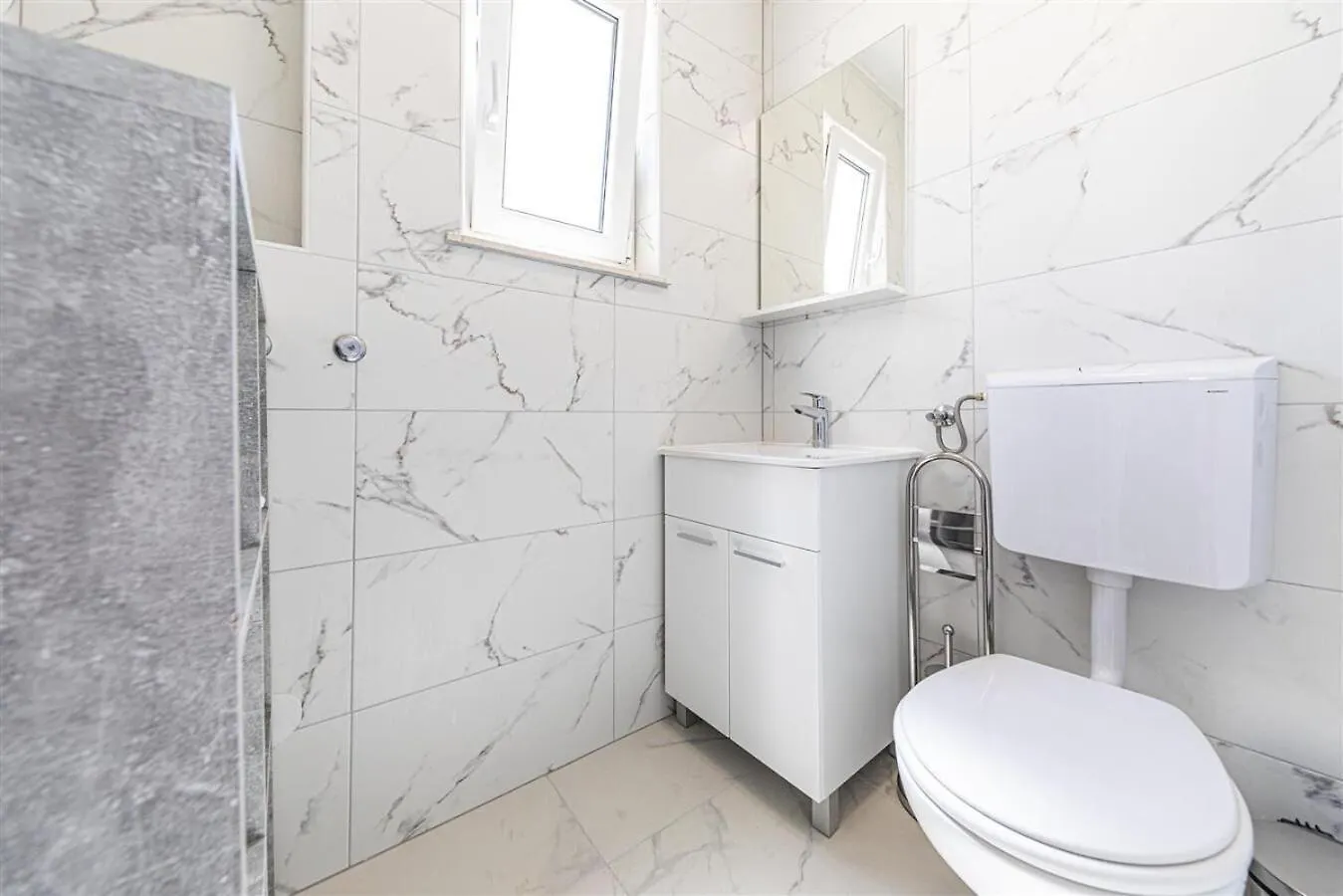 Apartments Bozo - 100M To The Sea Donji Okrug