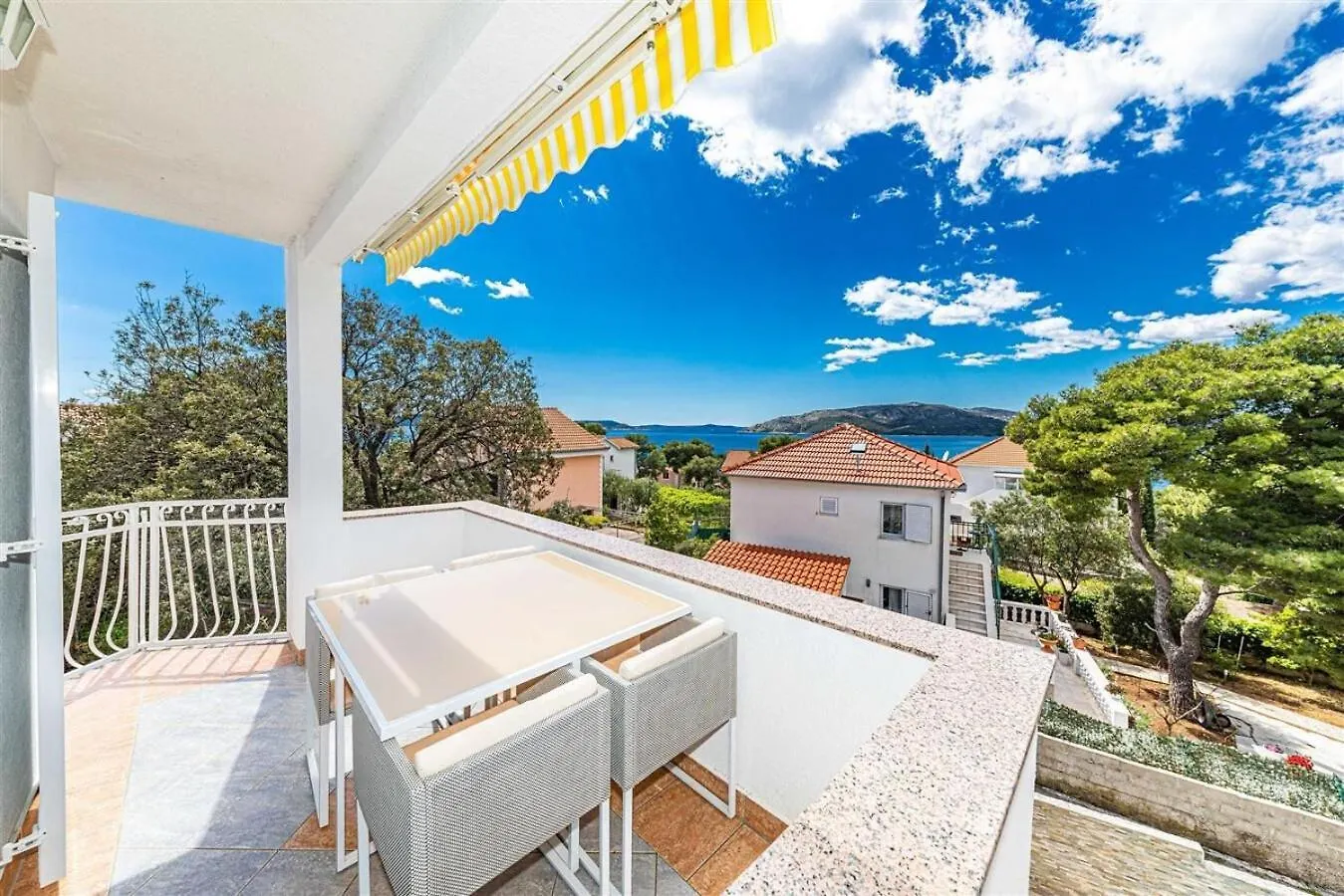 Apartments Bozo - 100M To The Sea Donji Okrug