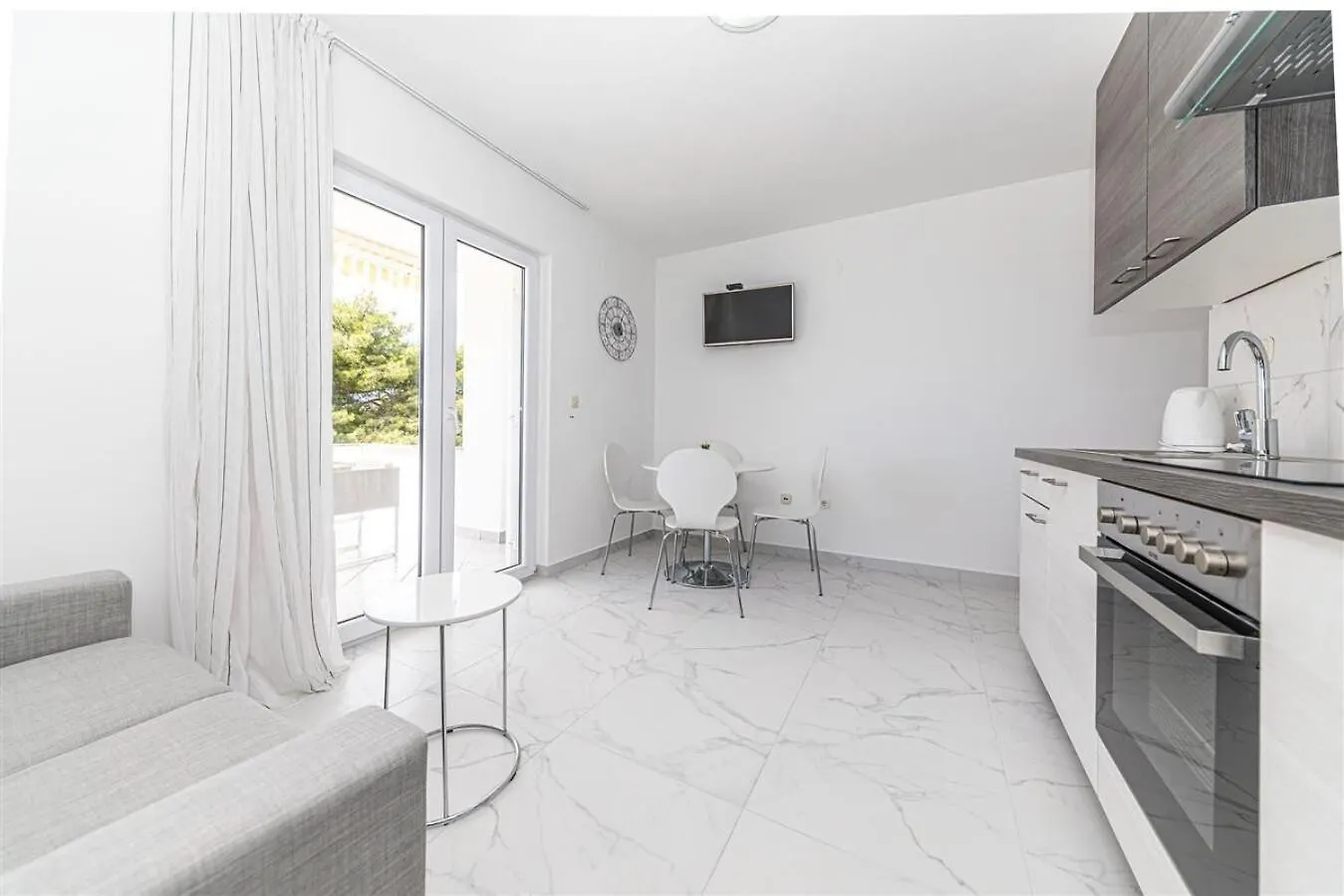 Apartments Bozo - 100M To The Sea Donji Okrug