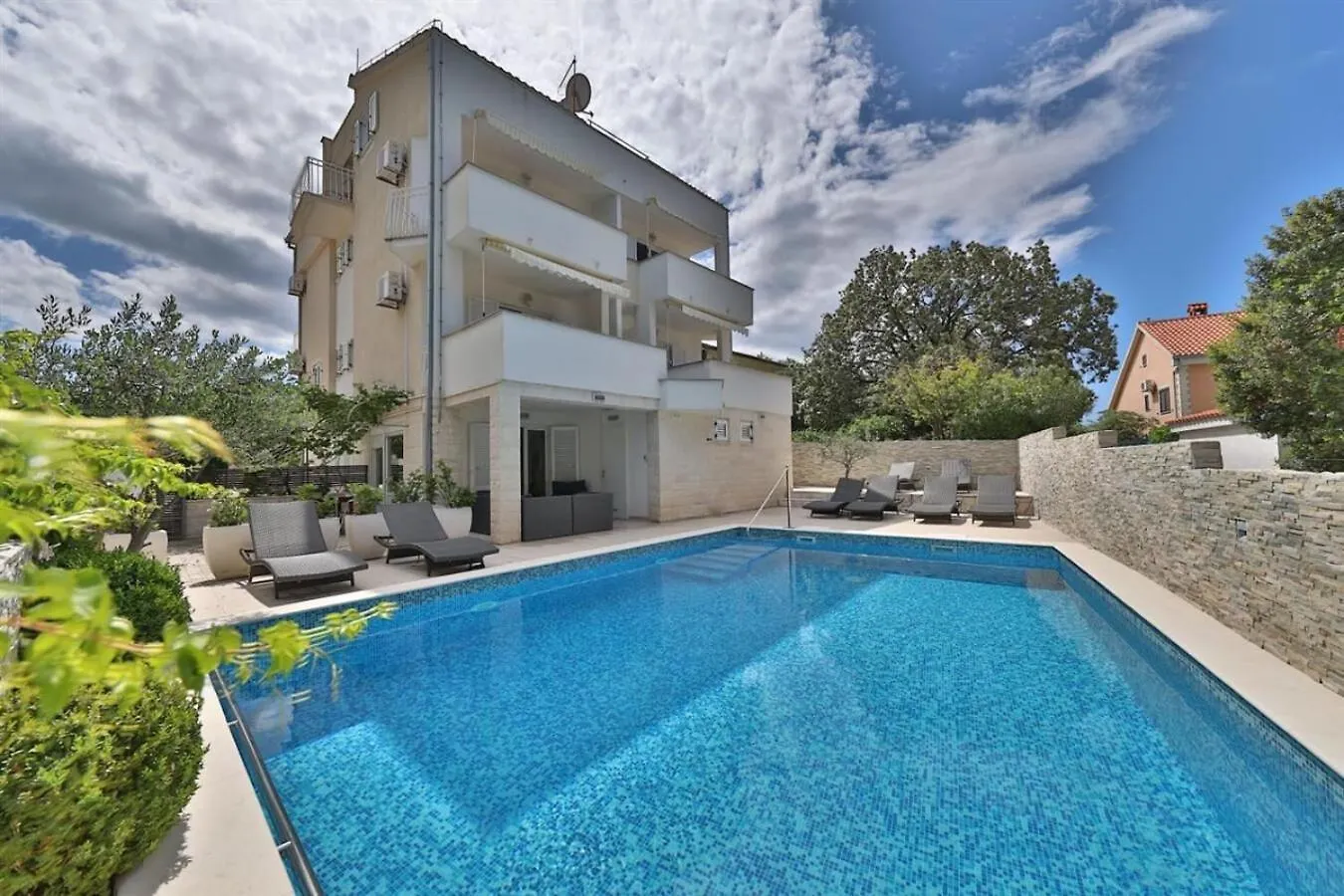 Apartments Bozo - 100M To The Sea location