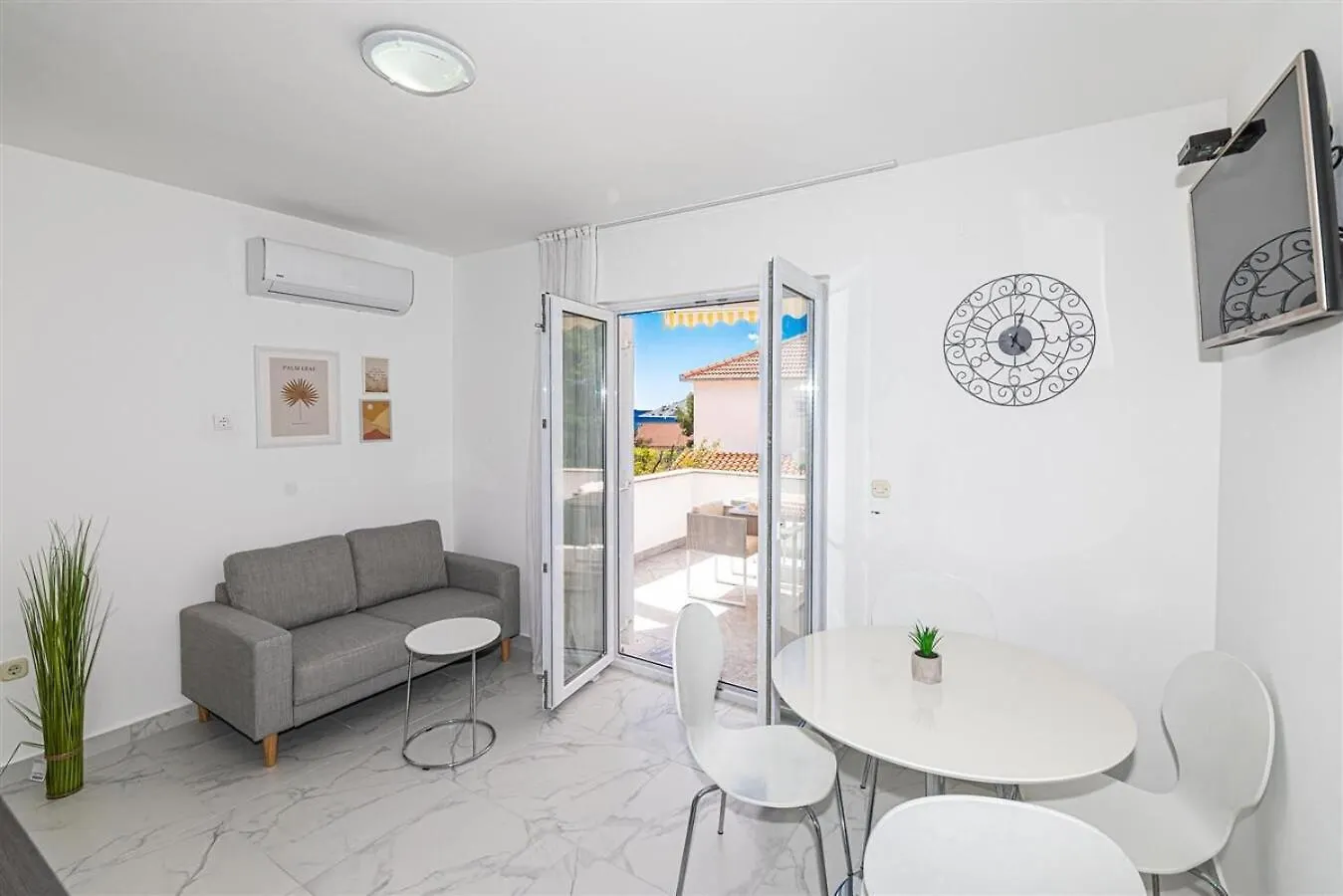Apartments Bozo - 100M To The Sea Donji Okrug
