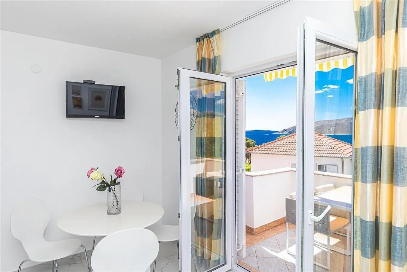 Apartments Bozo - 100M To The Sea Donji Okrug