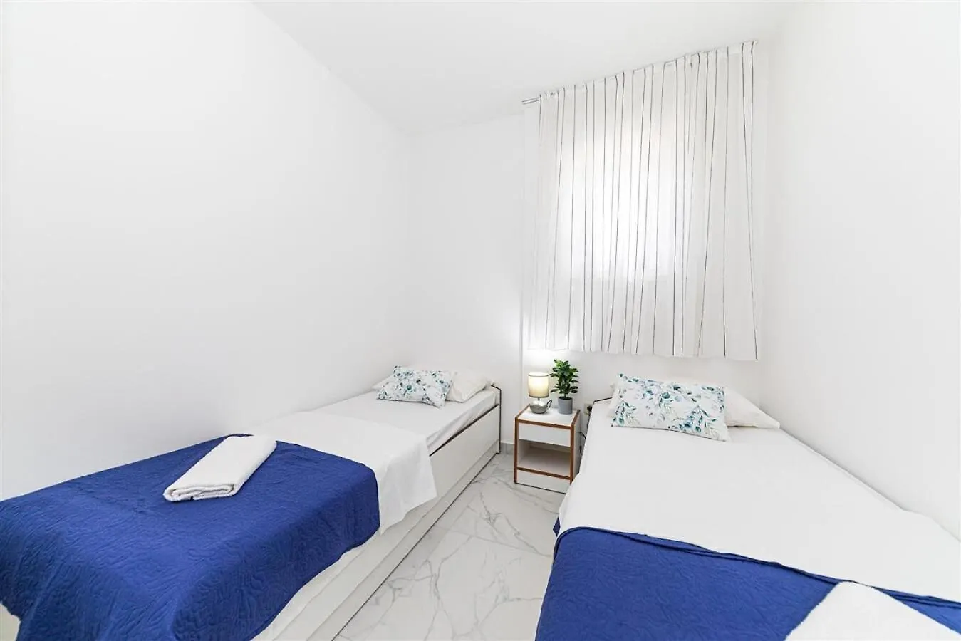 Apartments Bozo - 100M To The Sea Donji Okrug