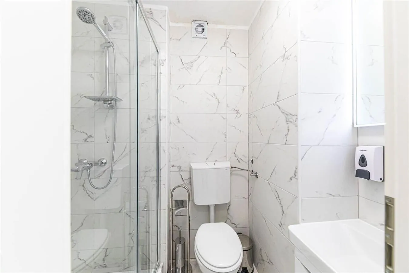 Apartments Bozo - 100M To The Sea Donji Okrug