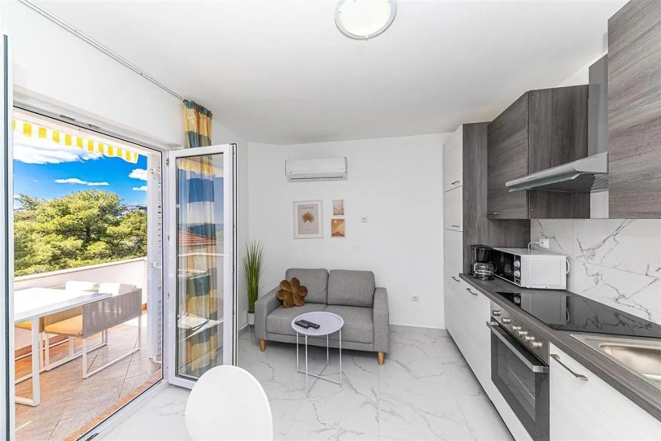 Apartments Bozo - 100M To The Sea Donji Okrug